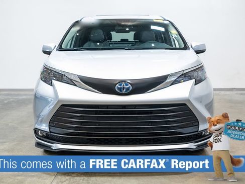 Used 2025 Toyota Sienna XLE image 2