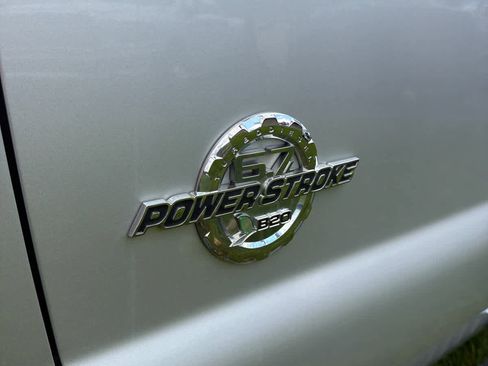 Used 2015 Ford F250 Lariat image 9