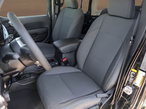 Used 2025 Jeep Wrangler Unlimited Sahara image 7