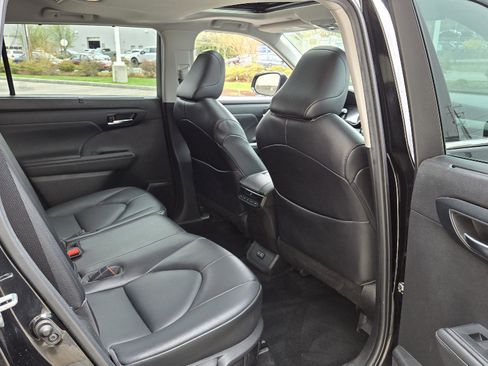Used 2022 Toyota Highlander XLE image 18