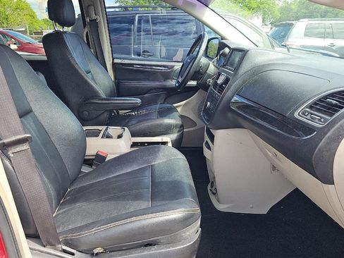 Used 2016 Chrysler Town & Country Touring image 8