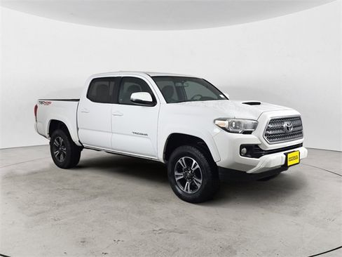 Used 2017 Toyota Tacoma TRD Sport image 7