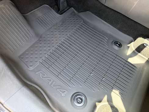 Used 2021 Toyota RAV4 XLE AWD/4WD image 17