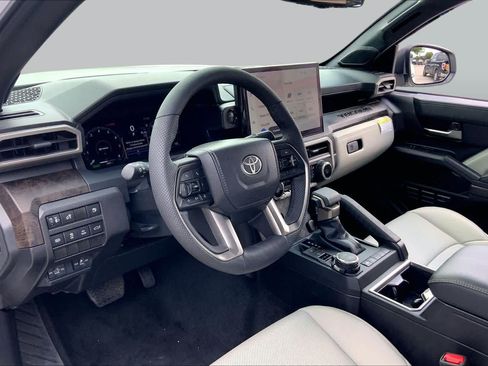 Used 2025 Toyota Tacoma Limited AWD/4WD image 17