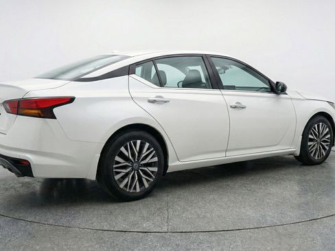 Used 2025 Nissan Altima 2.5 SV image 9