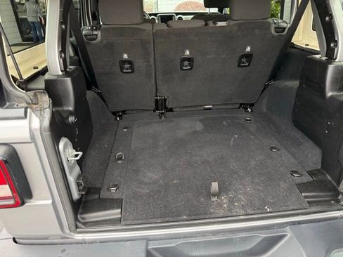 Used 2019 Jeep Wrangler Unlimited Sahara image 11