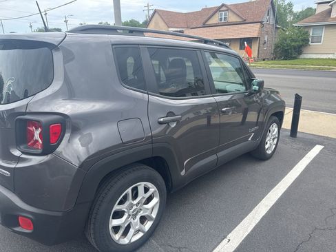 Used 2018 Jeep Renegade Latitude FWD image 3