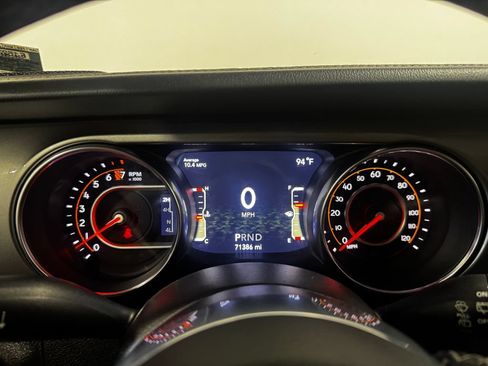 Used 2019 Jeep Wrangler Unlimited Sahara w/ Uconnect 4C Nav & Sound Group AWD/4WD image 8