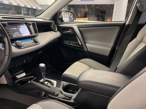 Used 2017 Toyota RAV4 Limited image 13