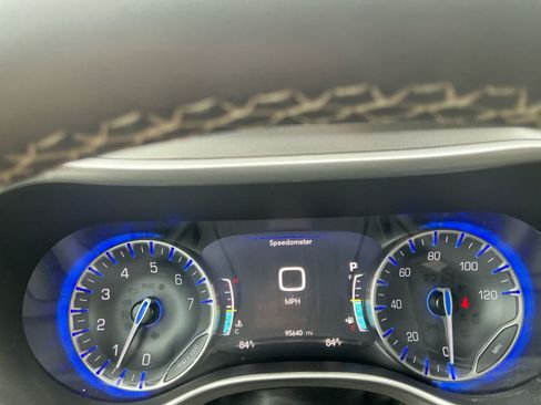 Used 2024 Chrysler Pacifica Touring-L FWD image 16