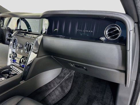 Used 2025 Rolls-Royce Cullinan AWD/4WD image 37