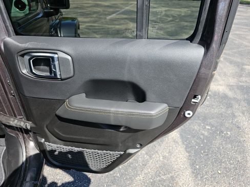 Used 2025 Jeep Wrangler Unlimited Sahara AWD/4WD image 17