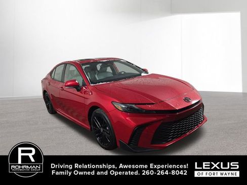 Used 2025 Toyota Camry SE w/ Convenience Package image 5