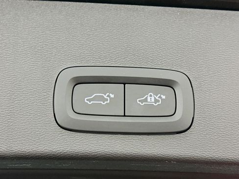 Used 2025 Volvo XC40 B5 Core image 32