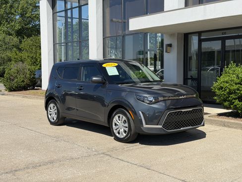 Used 2025 Kia Soul LX FWD image 2