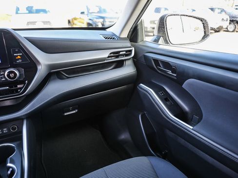 Used 2023 Toyota Highlander LE FWD image 5