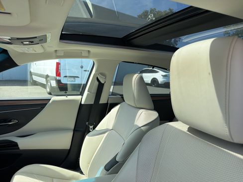 Used 2025 Lexus ES 350 Ultra Luxury w/ Accessory Package (Z2) image 8