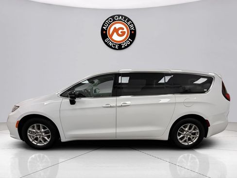 Used 2024 Chrysler Pacifica Touring-L FWD image 6