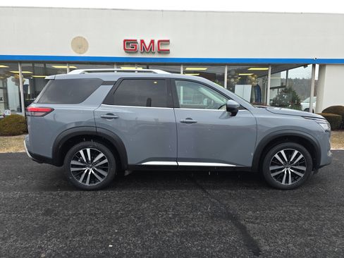 Used 2023 Nissan Pathfinder Platinum image 2