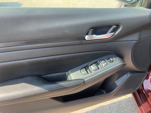 Used 2025 Nissan Altima 2.5 SV FWD image 12