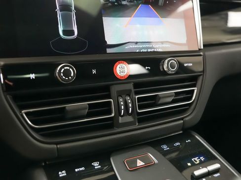 New 2026 Porsche Macan image 32