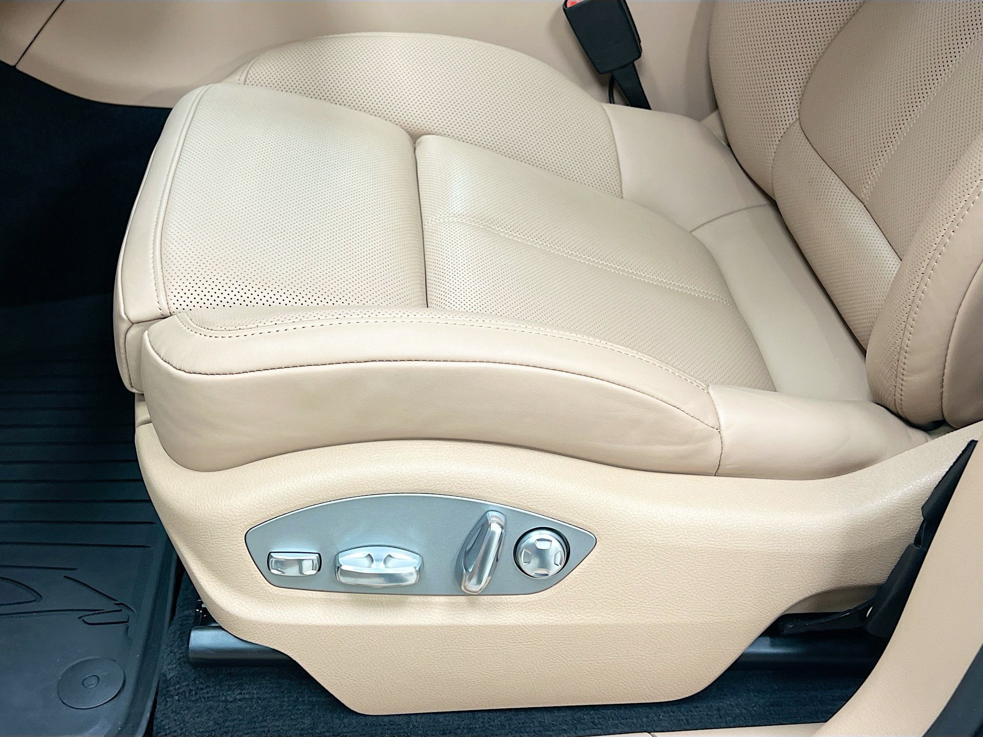 Certified 2026 Porsche Macan AWD/4WD image 22