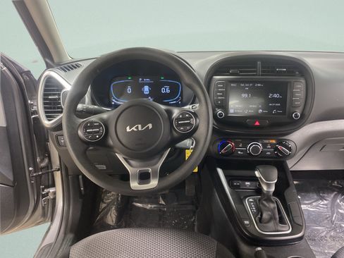 Used 2025 Kia Soul LX w/ LX Technology Package FWD image 16