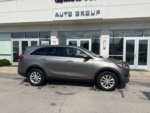 Used 2017 Kia Sorento L FWD image 2