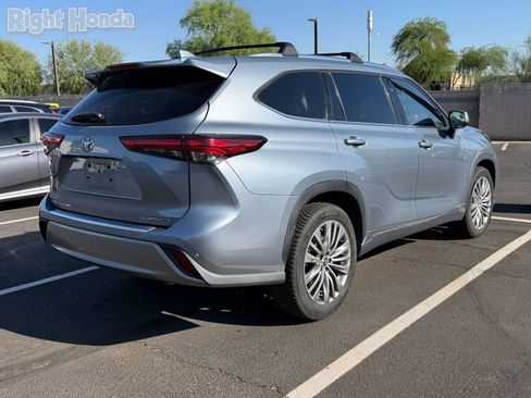 Used 2020 Toyota Highlander Platinum FWD image 4