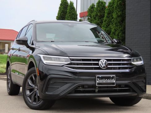Used 2023 Volkswagen Tiguan SE w/ Panoramic Sunroof Package FWD image 1