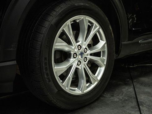 Used 2020 Ford Explorer XLT w/ Equipment Group 202A image 3