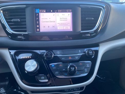 Used 2023 Chrysler Voyager LX image 21