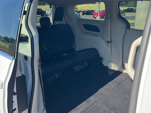 Used 2023 Chrysler Pacifica Touring-L image 14