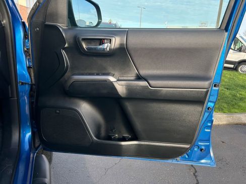 Used 2016 Toyota Tacoma TRD Sport image 25