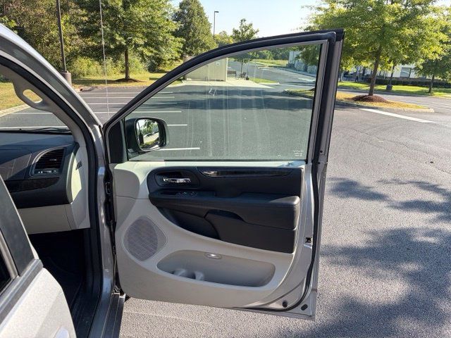 Used 2016 Dodge Grand Caravan SXT w/ UConnect Hands-Free Group FWD image 17