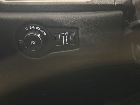 Used 2024 Chrysler Pacifica Limited FWD image 13