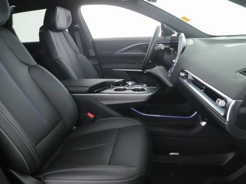 Used 2025 Cadillac Lyriq Luxury image 32
