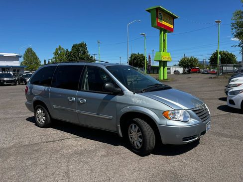 Used 2006 Chrysler Town & Country Touring FWD image 1