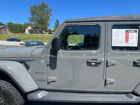 Used 2018 Jeep Wrangler Unlimited Sahara AWD/4WD image 3