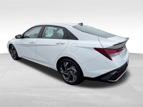 Used 2025 Hyundai Elantra Sport FWD image 4