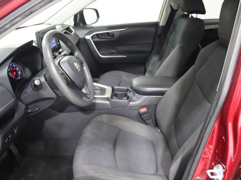 Used 2021 Toyota RAV4 LE FWD image 3