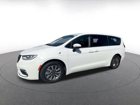 Used 2023 Chrysler Pacifica Touring-L FWD image 6