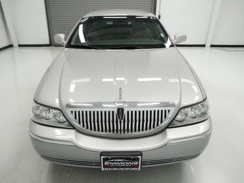 Used 2006 Lincoln Town Car Designer Series RWD image 2