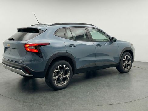 Used 2025 Chevrolet Trax LT FWD image 9