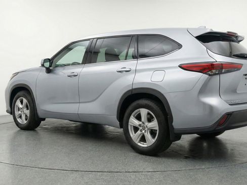 Used 2025 Toyota Highlander LE FWD image 6