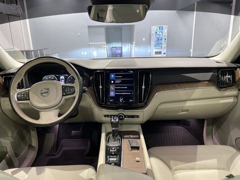 Used 2021 Volvo XC60 T5 Momentum w/ Premium Package image 34