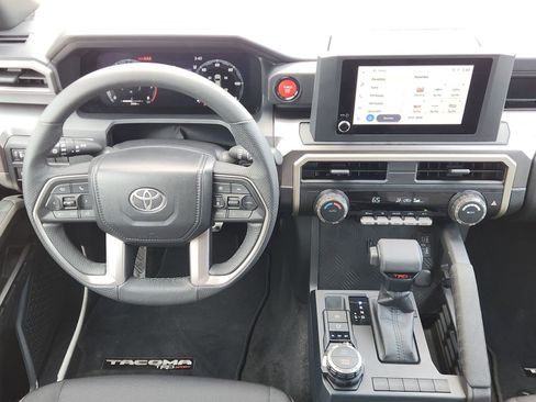 Used 2025 Toyota Tacoma TRD Sport AWD/4WD image 31