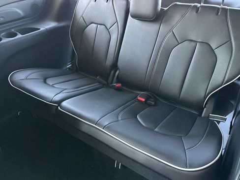 New 2027 Chrysler Pacifica Limited FWD image 15