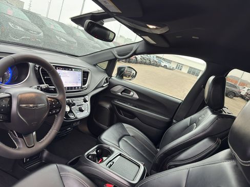 Used 2024 Chrysler Pacifica Touring-L w/ Uconnect Theater Family Group image 25