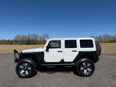 Used 2014 Jeep Wrangler Unlimited Rubicon w/ Connectivity Group AWD/4WD image 2